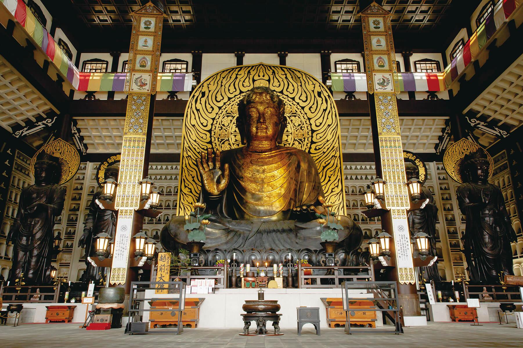 日本最大の屋内座像　奈良の大仏をしのぐ圧巻の大仏様